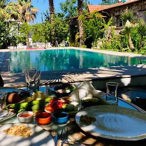 Otel Bella, Urla